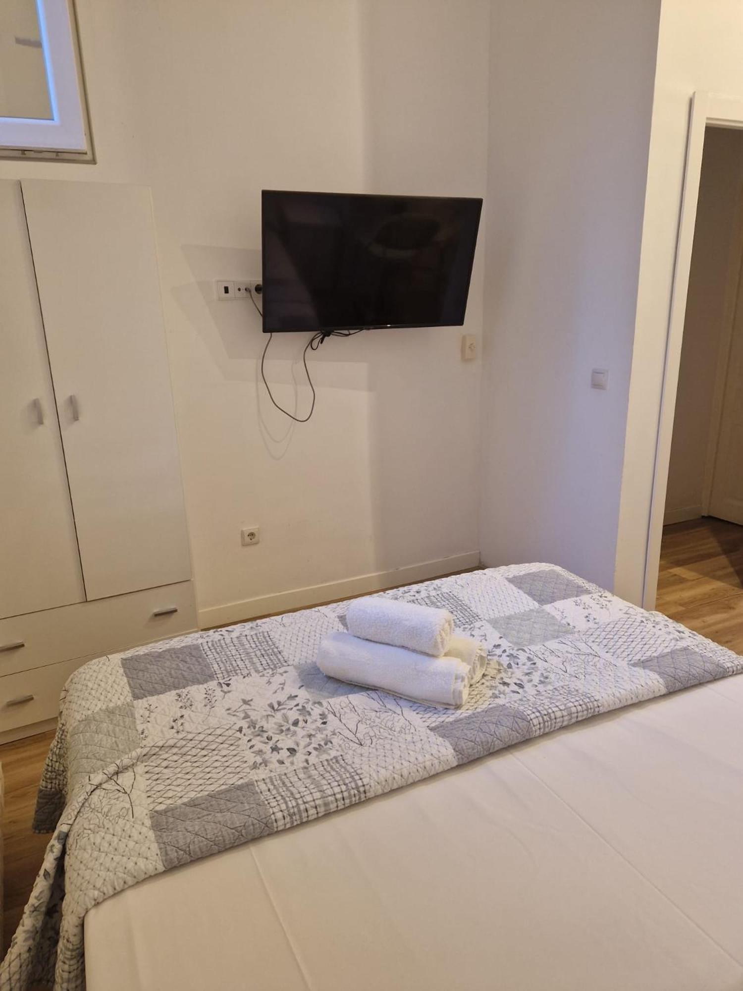 Hostal Andrea Sol Madrid Ngoại thất bức ảnh