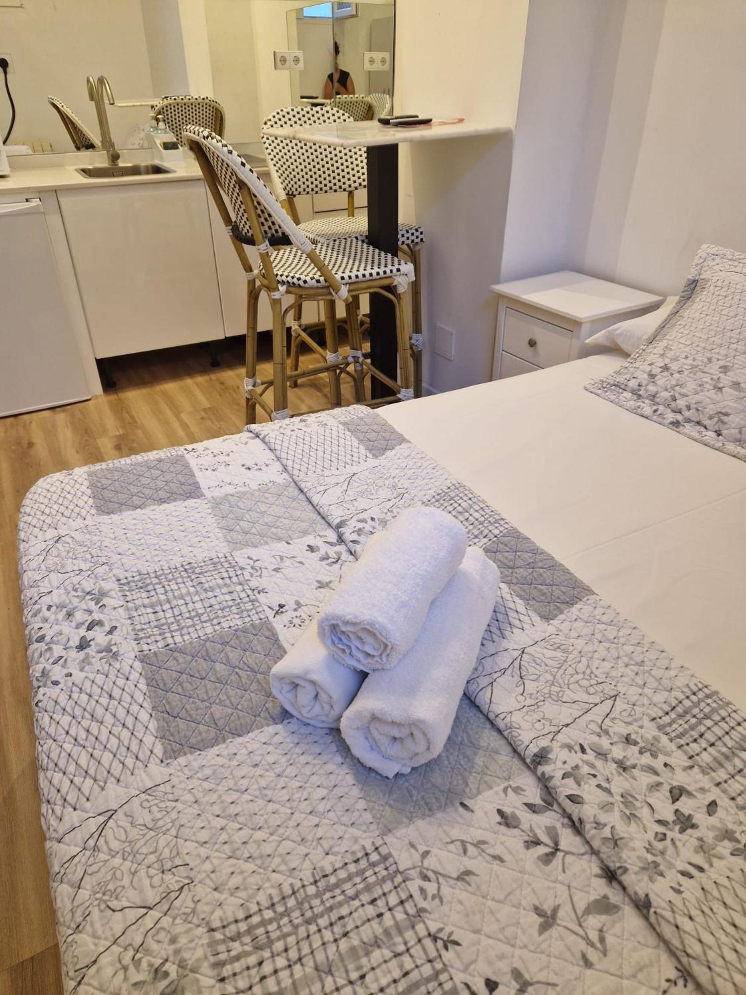 Hostal Andrea Sol Madrid Ngoại thất bức ảnh