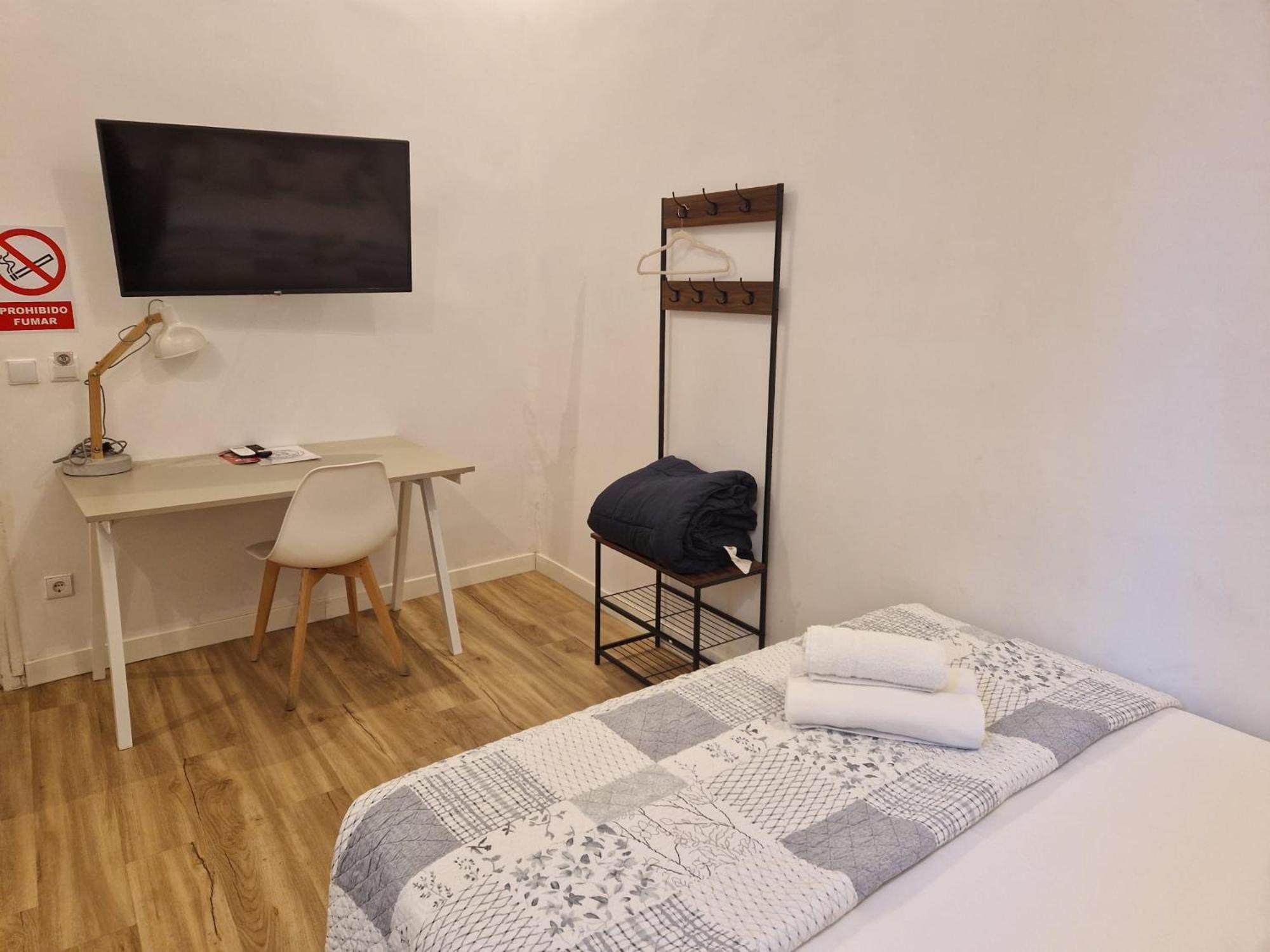 Hostal Andrea Sol Madrid Ngoại thất bức ảnh