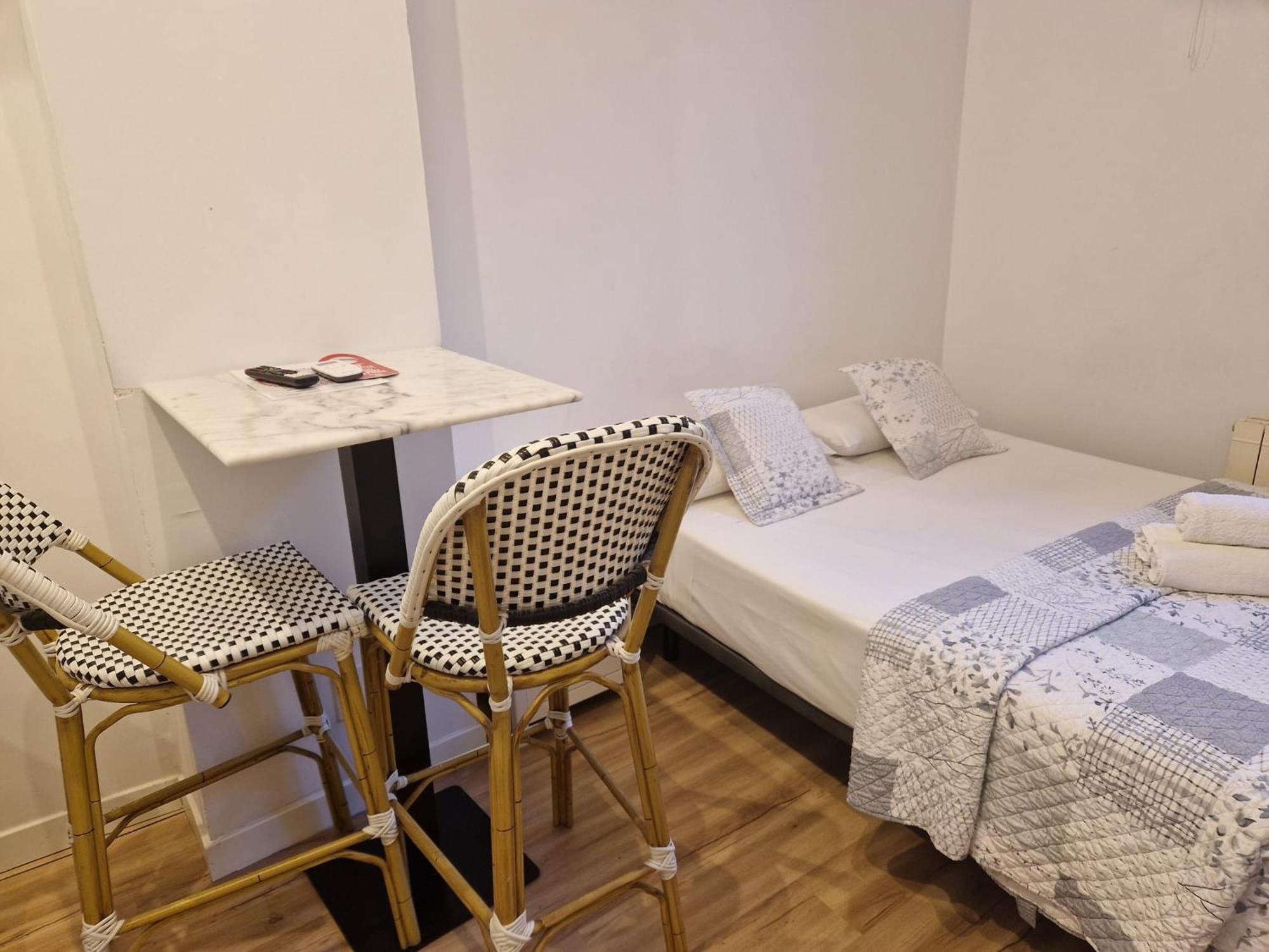 Hostal Andrea Sol Madrid Ngoại thất bức ảnh
